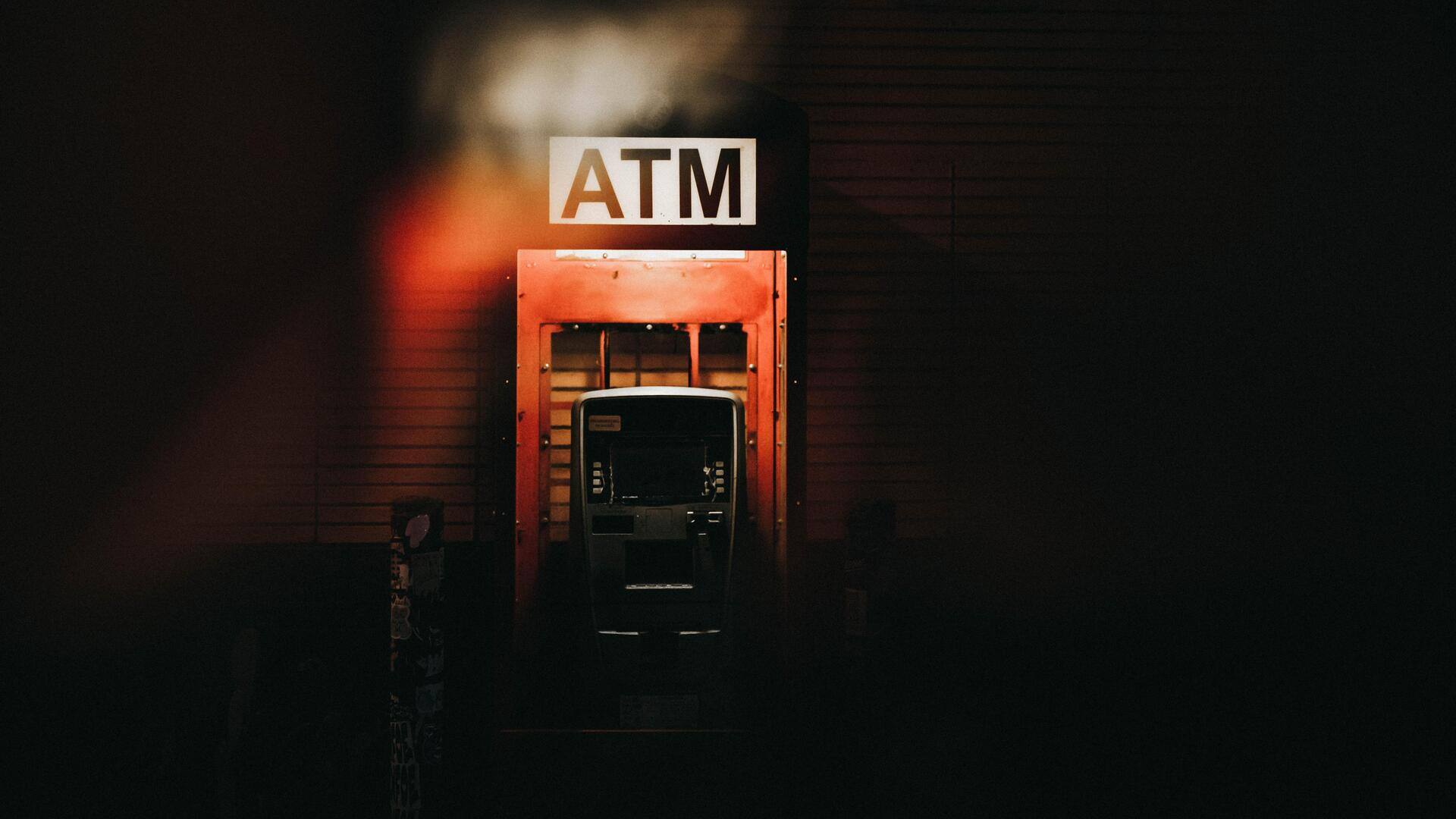 महाराष्ट्र: ATM को गैस कटर से काटने की कोशिश में लगी आग, 21 लाख रुपये खाक