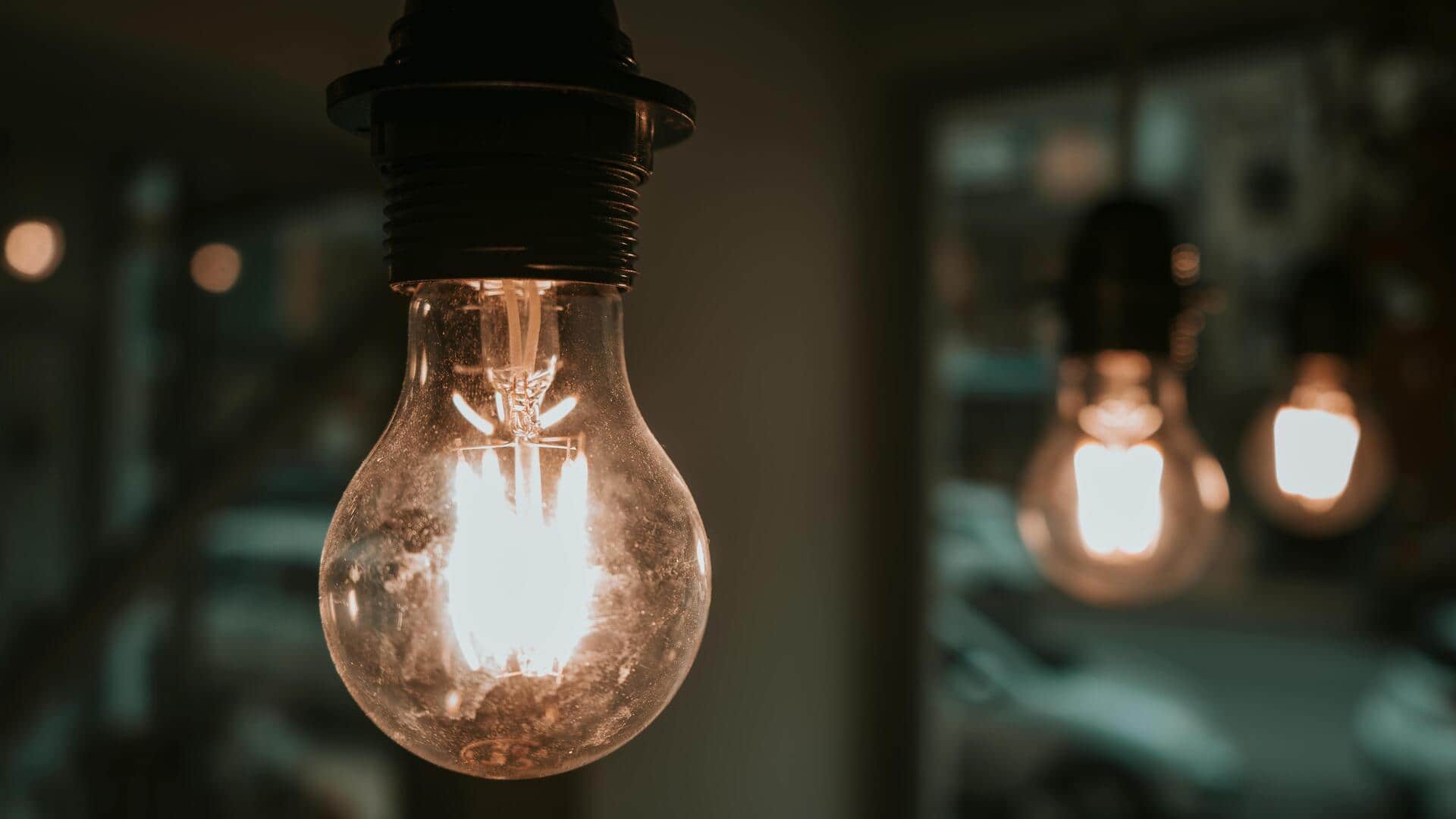 गर्मियों के दौरान बिजली कटौती से हो सकती है समस्याएं, इन 5 टिप्स से रहें सुरक्षित