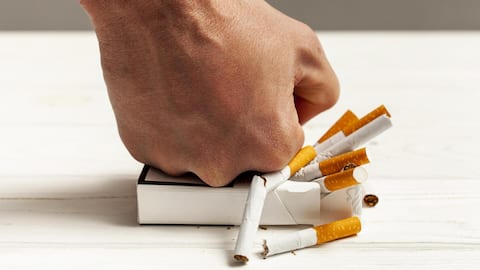 पैसिव स्मोकिंग से शरीर को होती हैं कई हानियां, सिगरेट पीने वालों से बनाएं दूरी