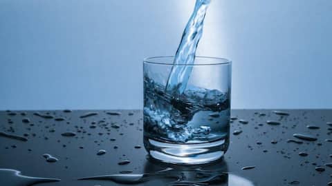 सर्दियों में कम लगती है प्यास? जानिए पर्याप्त पानी पीने के 5 असरदार तरीके
