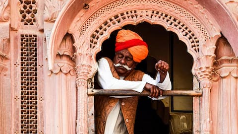 भारतीय शैली में खिड़कियों को आकर्षक बनाने के लिए आजमाएं ये 5 तरीके