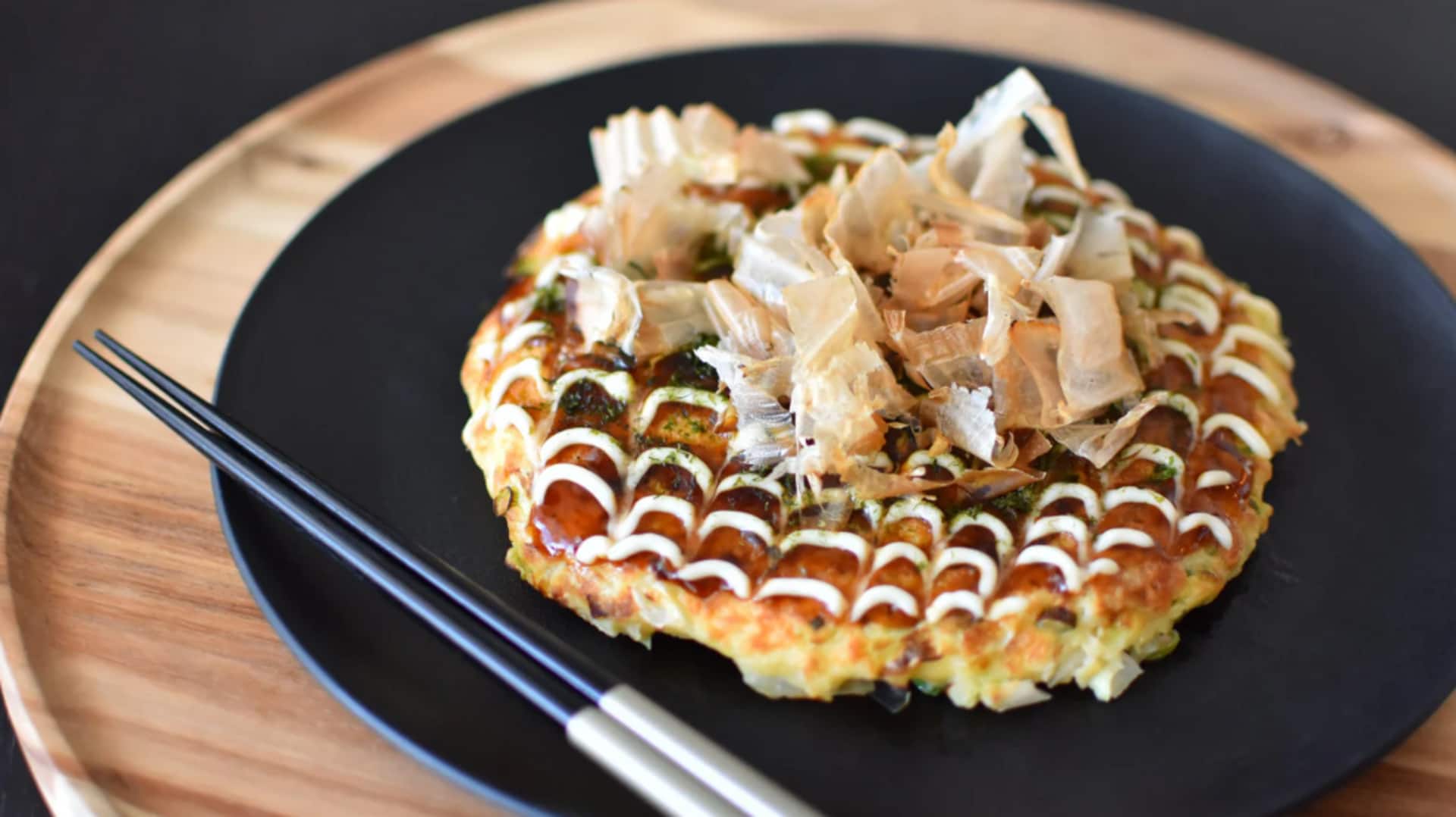 जापान का काफी लोकप्रिय व्यंजन है ओकोनोमियाकी, जानिए इसे बनाने का तरीका