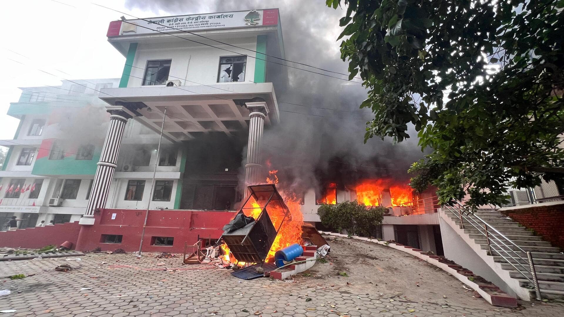 नेपाल में युवाओं का प्रदर्शन जारी, पूर्व प्रधानमंत्री प्रचंड के आवास पर पथराव