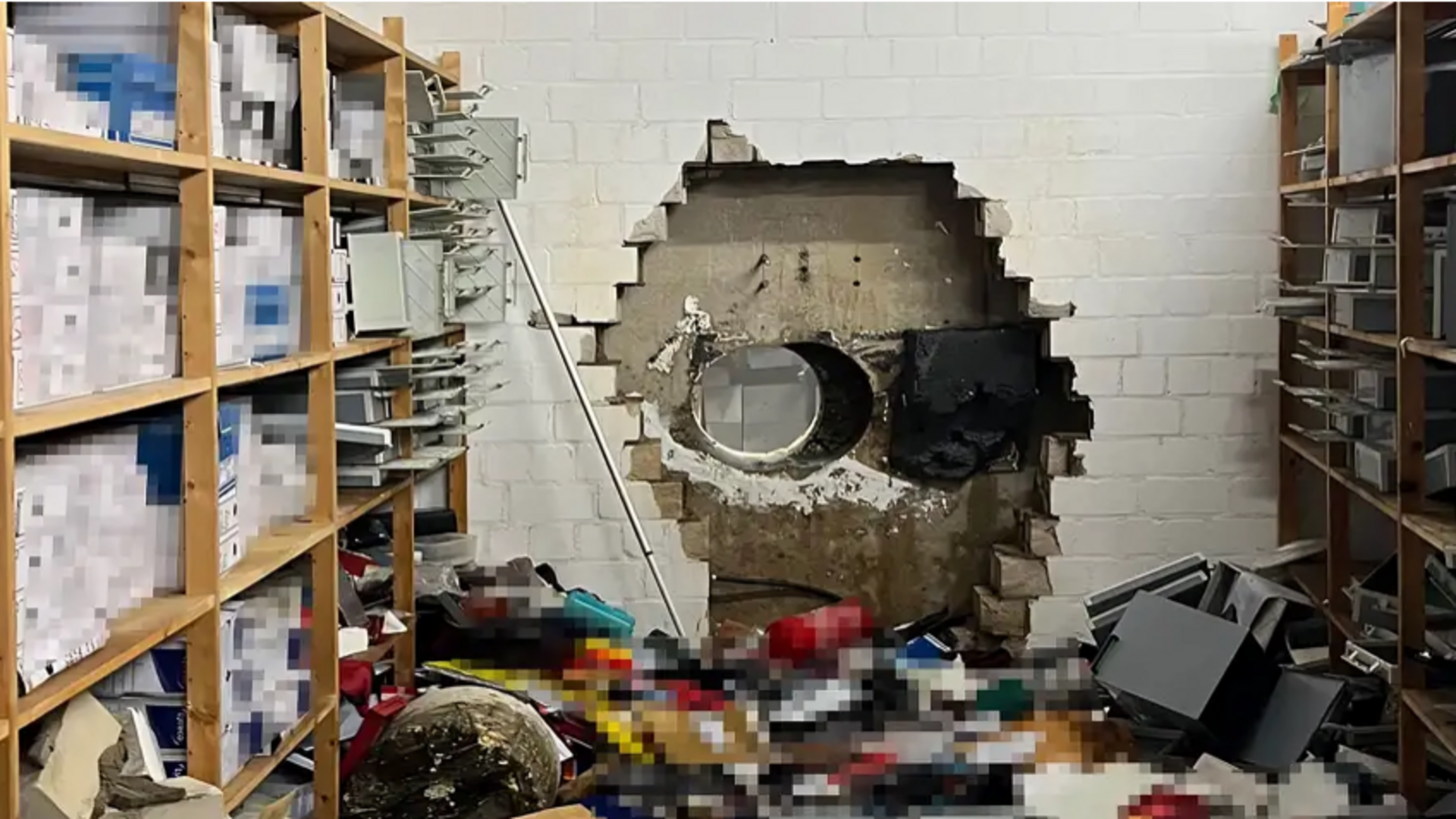 जर्मन बैंक में ड्रिल मशीन से छेदकर 300 करोड़ रुपये की चोरी, क्रिसमस का उठाया फायदा