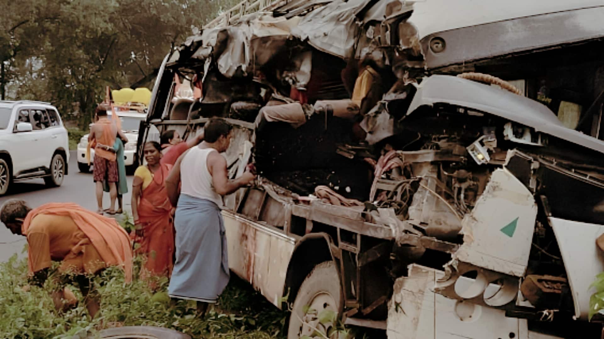 झारखंड के देवघर में बस और ट्रक की टक्कर, 18 कांवड़ियों की मौत
