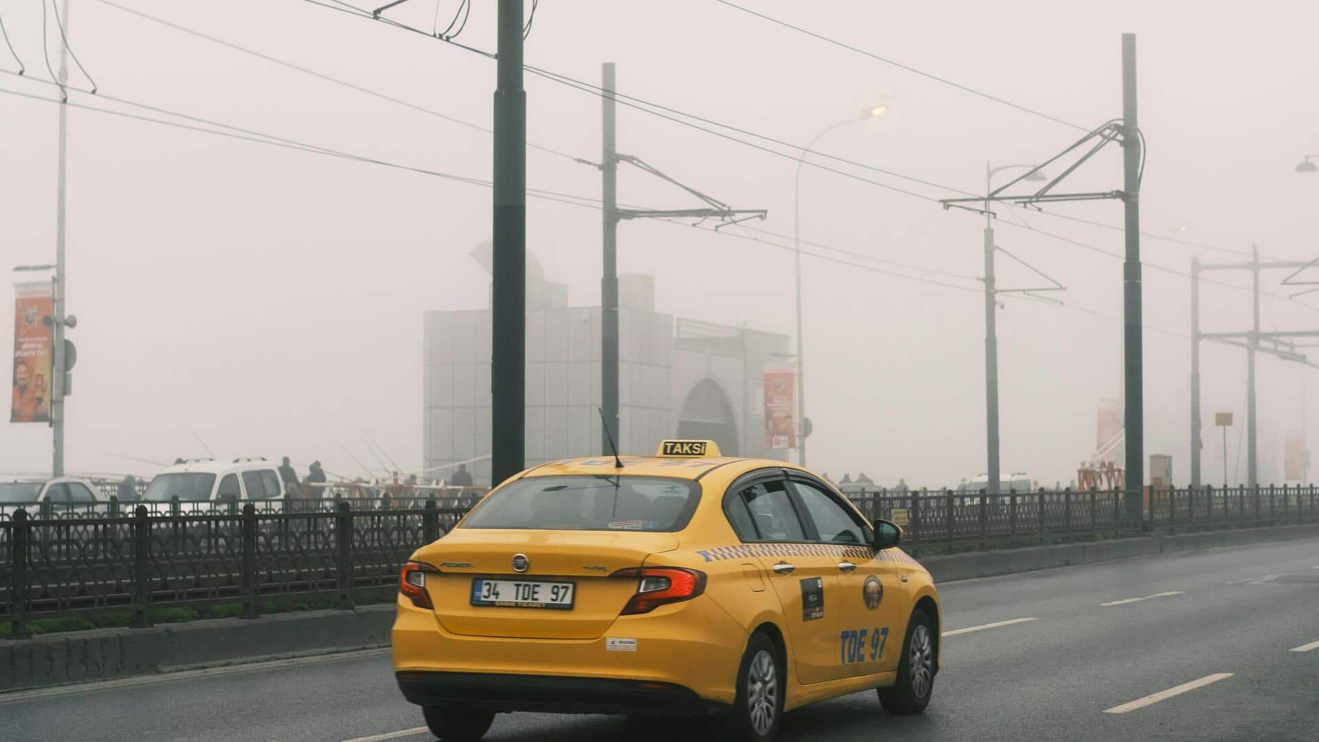 धुंध में गाड़ी चलाते समय इन 5 बातों का रखें खास ध्यान, होगा फायदा धुंध में गाड़ी चलाते समय इन 5 बातों का रखें खास ध्यान, होगा फायदा