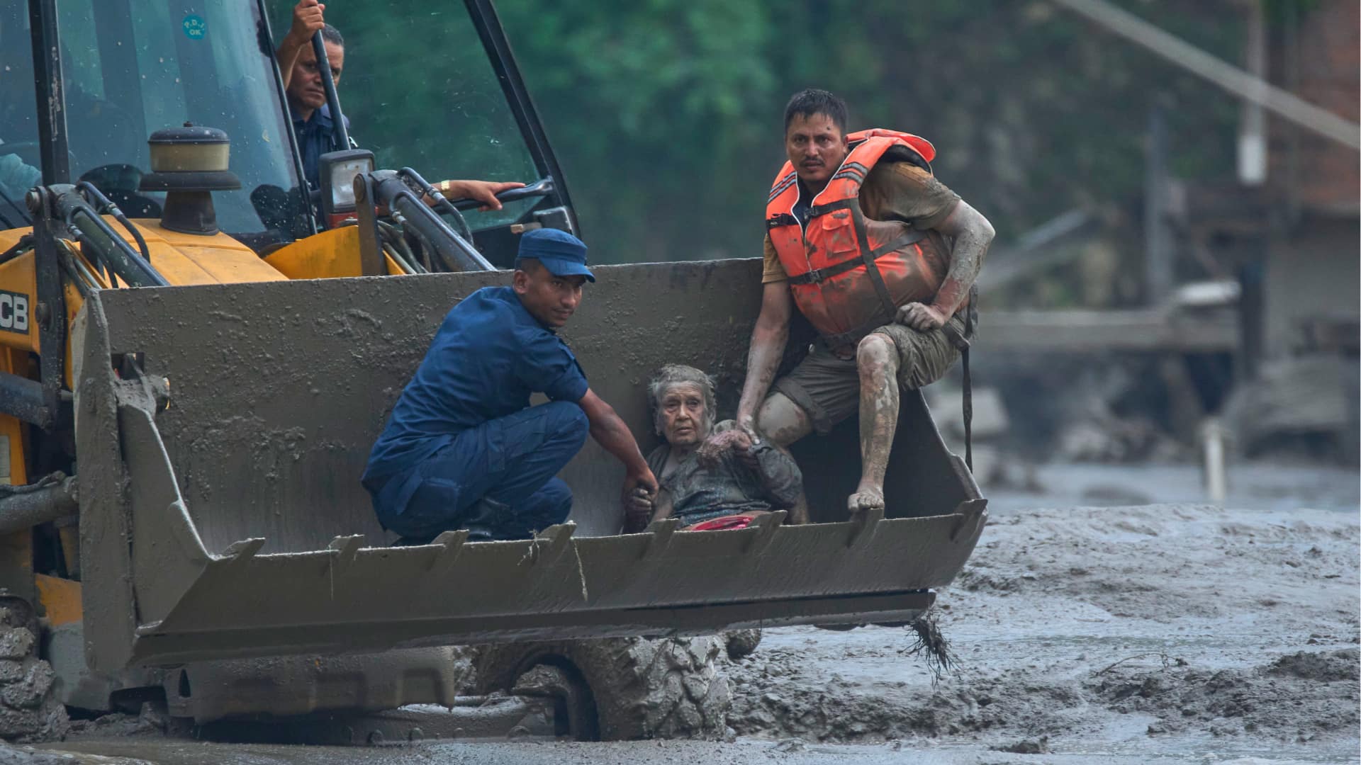नेपाल में मृतकों की संख्या 900 के पार, भोटेकोशी नदी में जलस्तर बढ़ने से चेतावनी जारी