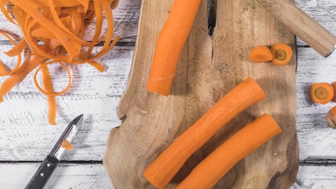 बालों के विकास के लिए घर पर आसानी से बनाएं गाजर के 5 असरदार हेयर मास्क 