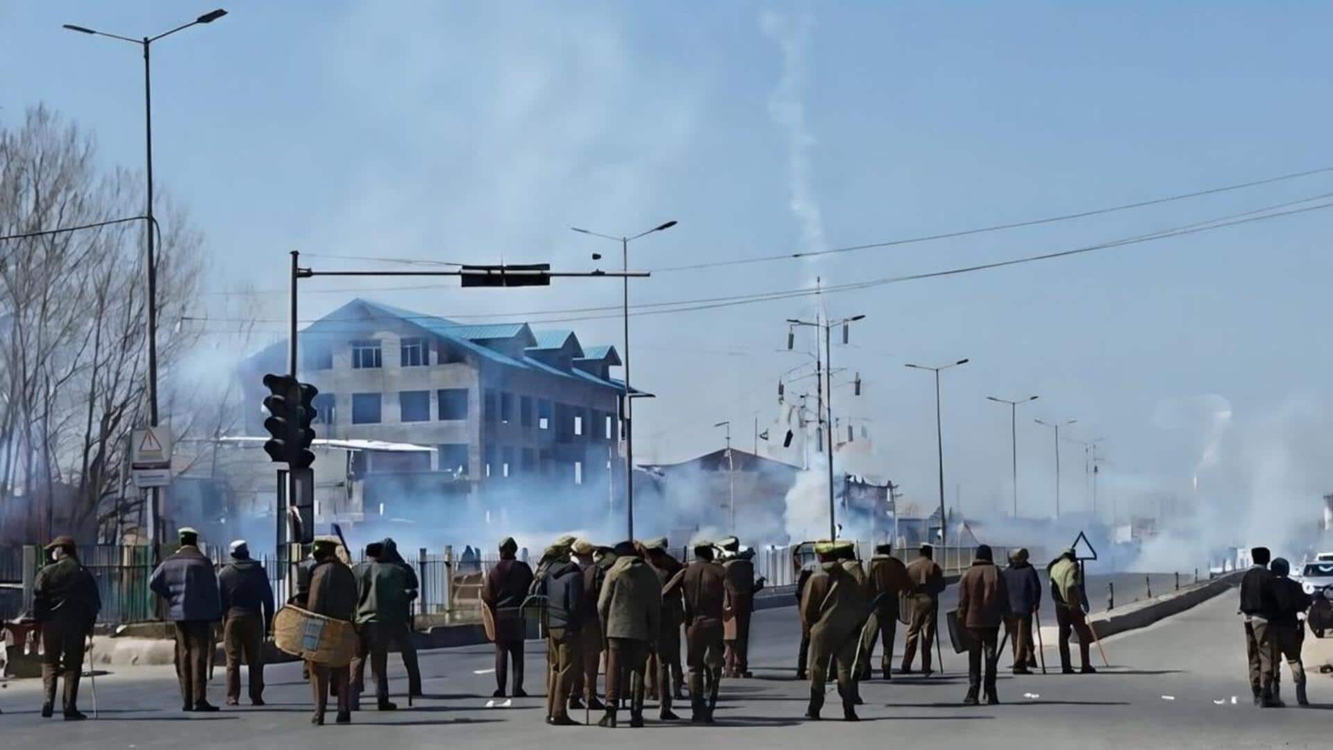 श्रीनगर में खामेनेई की हत्या के विरोध में प्रर्दशन, पुलिस ने आंसू गैस के गोले दागे