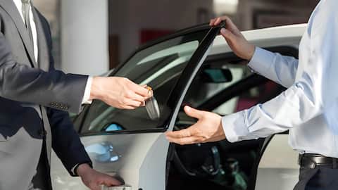 कार का लंबा है वेटिंग पीरियड, इन तरीकों से जल्द मिल सकती है डिलीवरी 