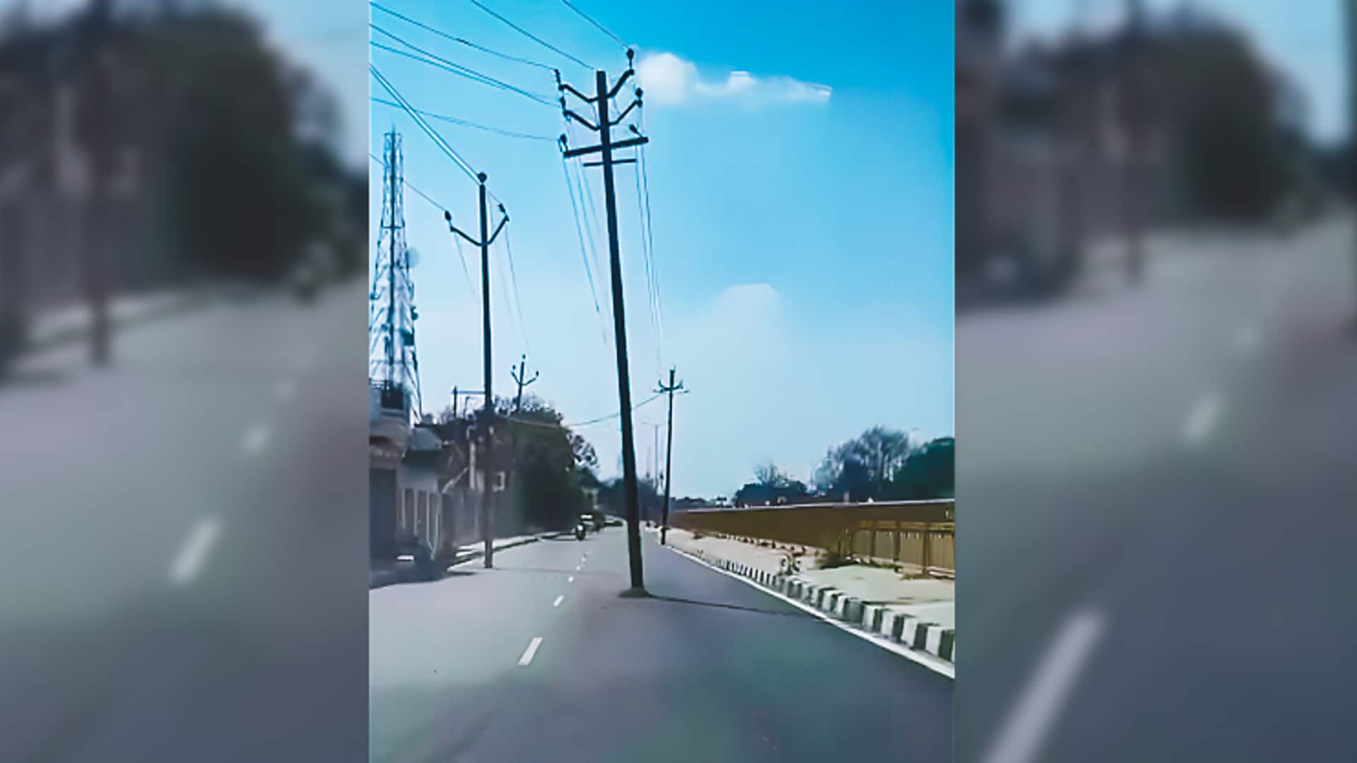 उत्तर प्रदेश: उन्नाव में बीच रास्ते से खंभा हटाए बिना बनाई सड़क, वीडियो वायरल