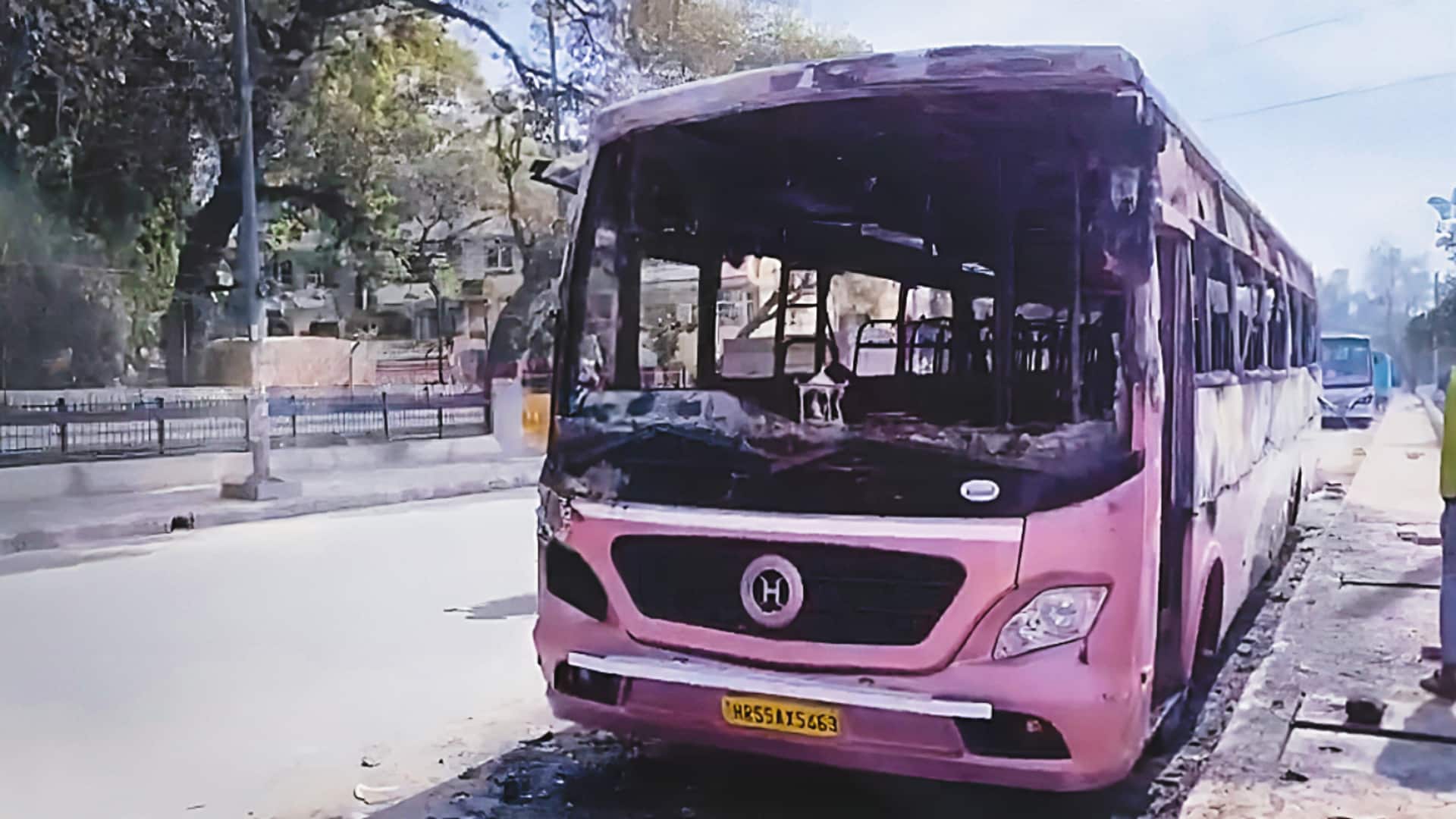 दिल्ली में मच्छर भगाने वाली अगरबत्ती से बस में लगी आग, परिचालक की जलकर मौत