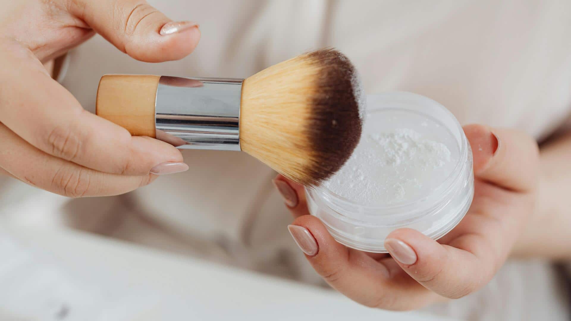 मेकअप करते समय लूज पाउडर का इन 4 तरीकों से करें इस्तेमाल, लुक बनेगा शानदार