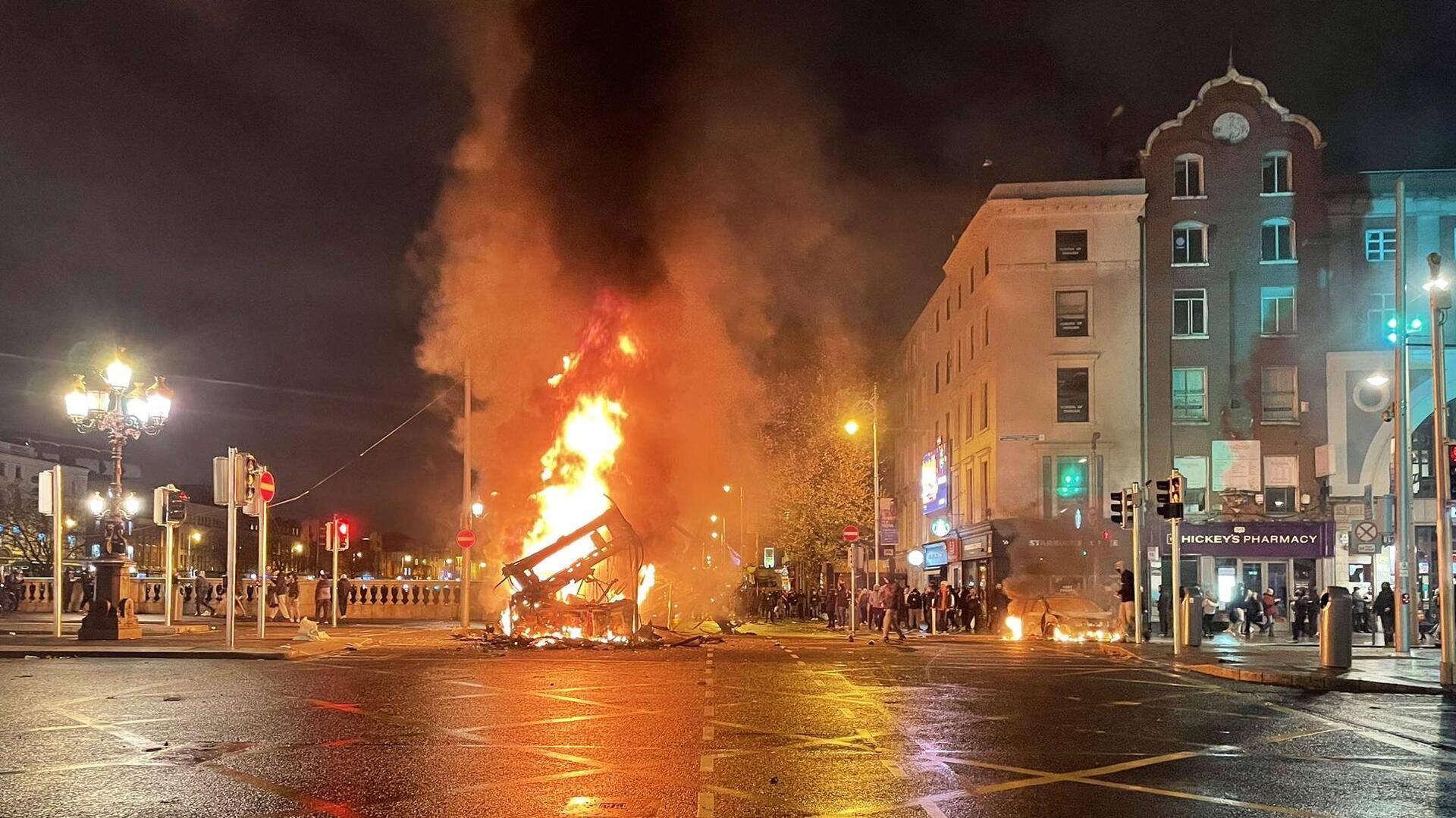 आयरलैंड: डबलिन में स्कूली बच्चों पर चाकू से हमला; नाराज भीड़ ने की हिंसा, बस जलाई 