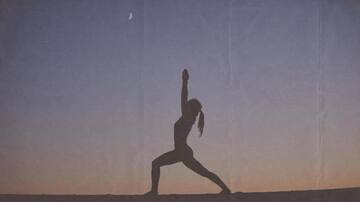 चंद्र नमस्कार: स्वास्थ्य के लिए लाभदायक है इस योगासन का अभ्यास, जानिए इससे जुड़ी महत्वपूर्ण बातें  