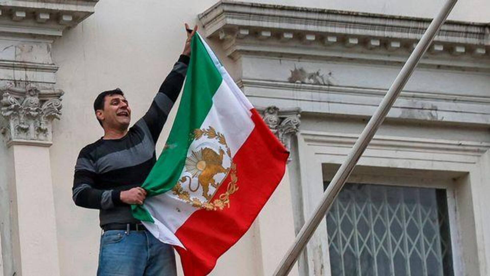 लंदन में प्रदर्शनकारी ने ईरानी दूतावास पर चढ़कर उखाड़ा सरकार का झंडा, मचा बवाल