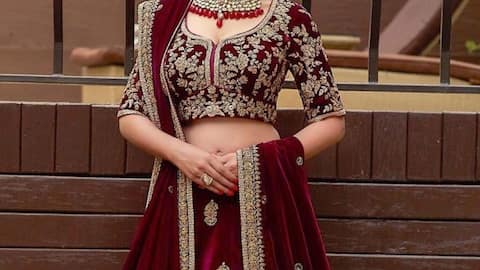 सर्दियों की शादियों के लिए बेहतरीन हैं वेलवेट कपड़े, जरूर आजमाएं 