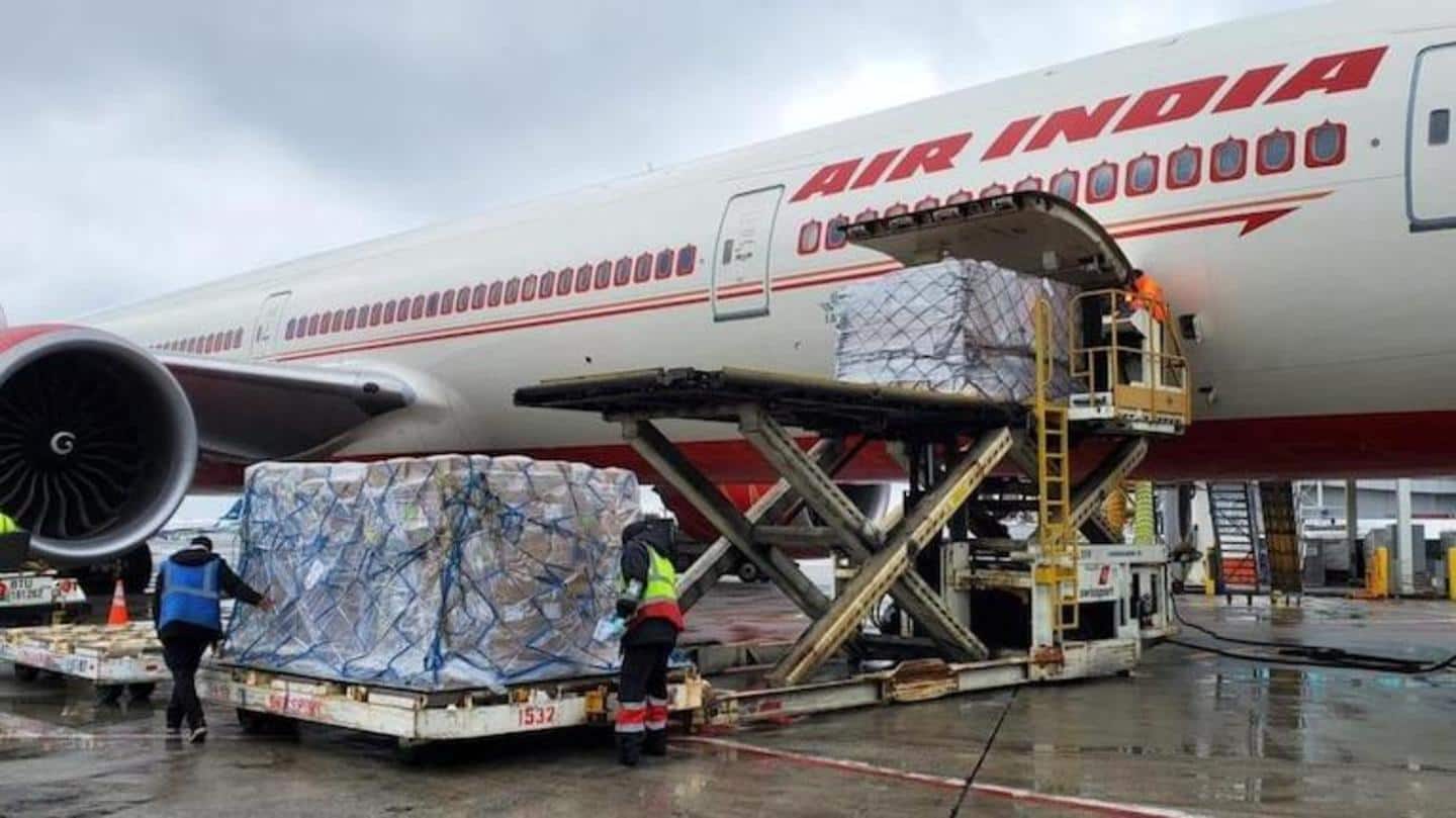 कोरोना वायरस से जंग: अमेरिका से 318 ऑक्सीजन कंसंट्रेटर लेकर भारत पहुंचा एयर इंडिया का विमान