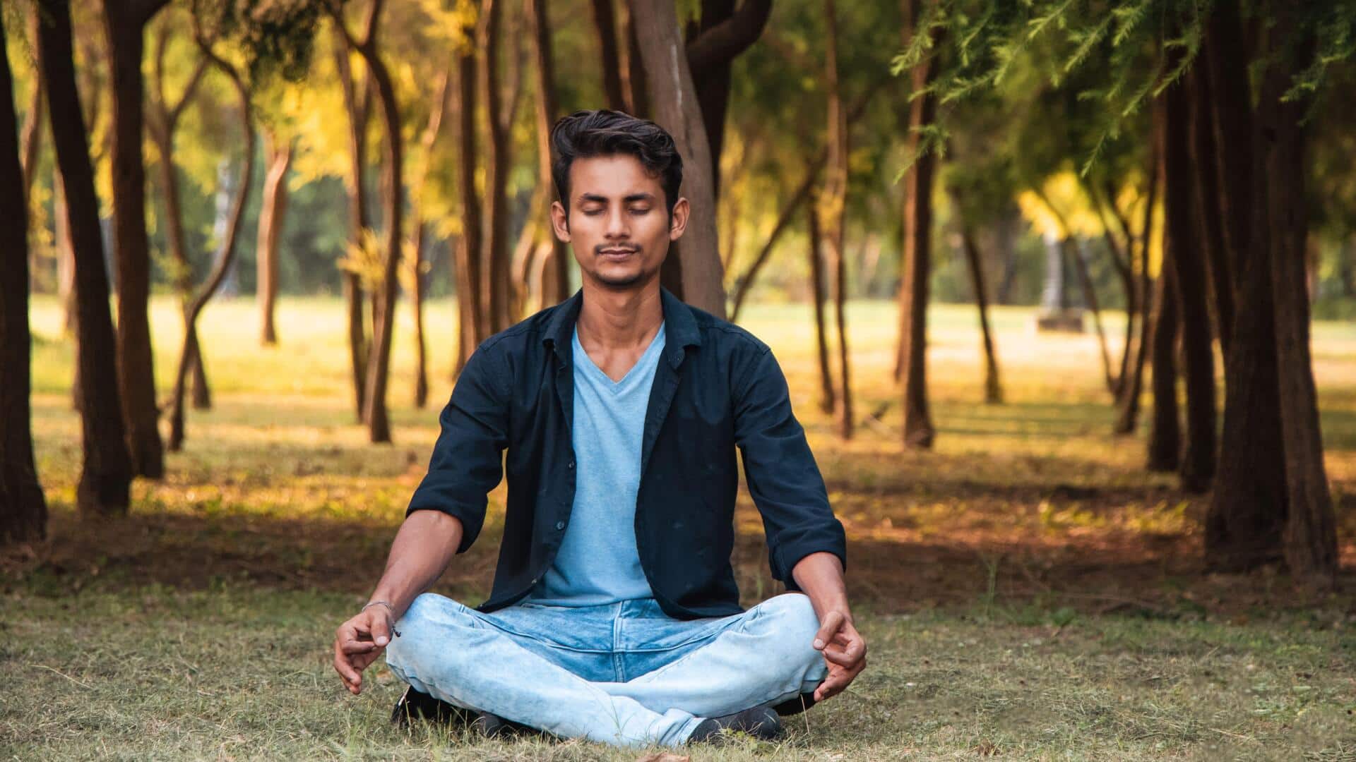 मानसिक स्वास्थ्य को सुधारने में मदद कर सकती हैं ये 5 योग आदतें
