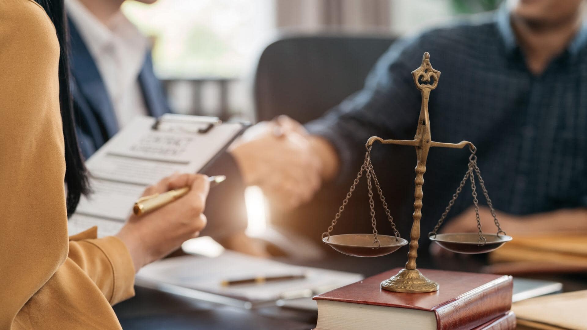 AI टूल्स इस तरह कानूनी दस्तावेजों का रिव्यू बना रहे हैं आसान