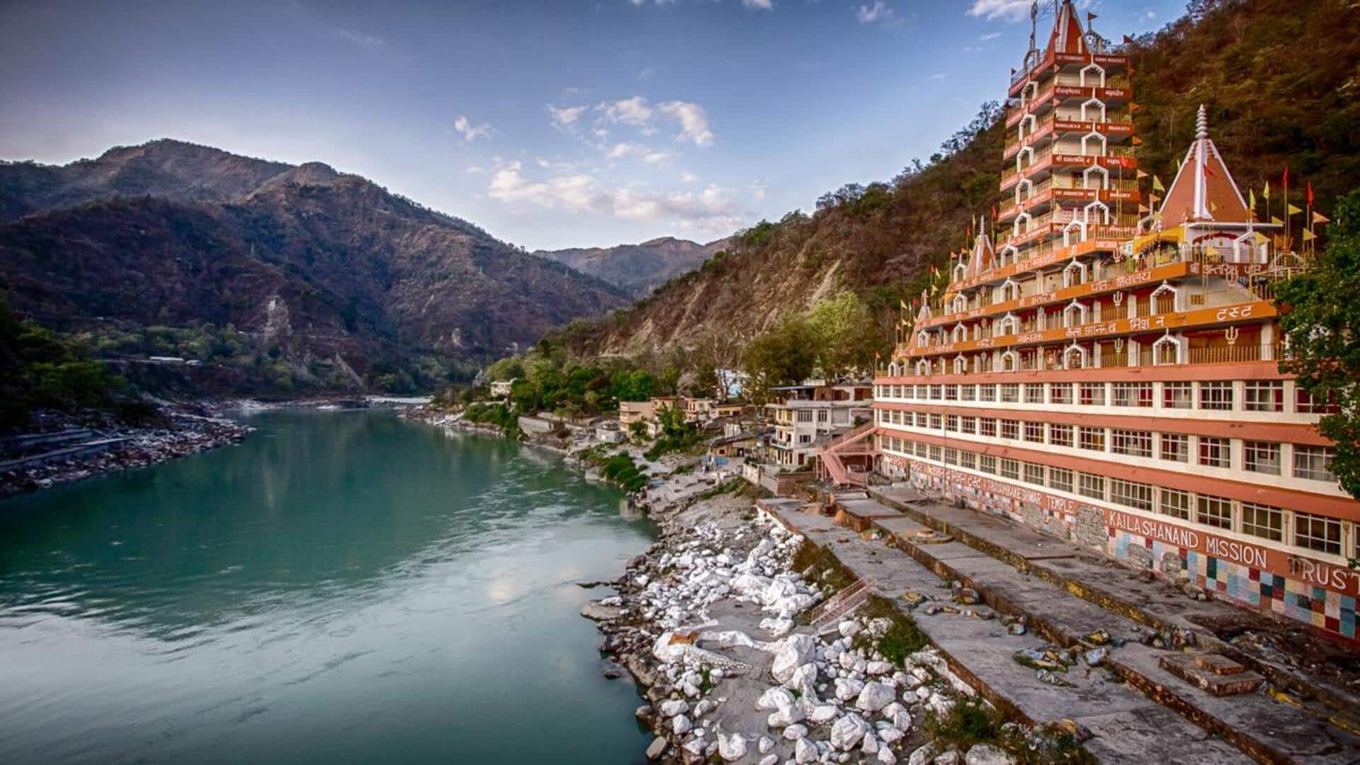 आध्यात्मिकता की तलाश में हैं? इन जगहों पर अकेले यात्रा बन सकती है यादगार