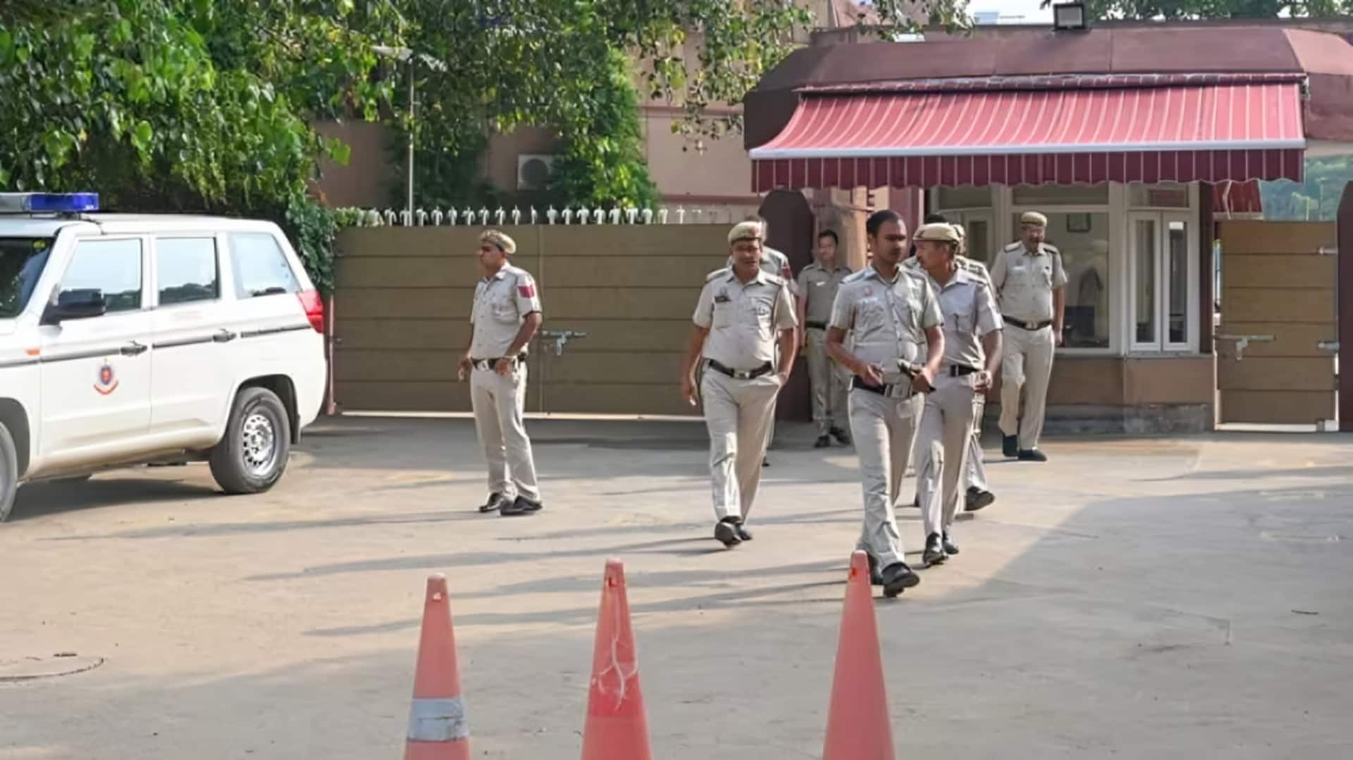 दिल्ली के 5 स्कूलों को बम से उड़ाने की धमकी मिली, लगातार तीसरे दिन आया ईमेल दिल्ली के 5 स्कूलों को बम से उड़ाने की धमकी मिली, लगातार तीसरे दिन आया ईमेल