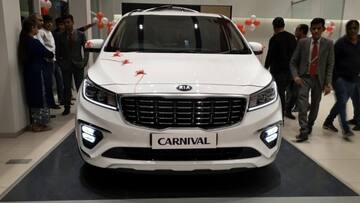 किआ की लग्जरी कार्निवल MPV के अपडेटेड वेरिएंट्स हुए लॉन्च, जानें कीमत और फीचर्स