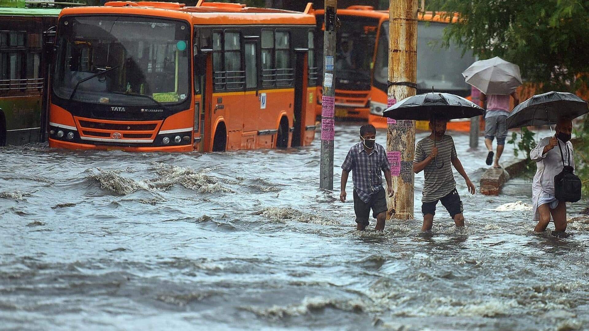 दिल्ली-NCR में सुबह से झमाझम बारिश, नोएडा में बंद किए गए स्कूल