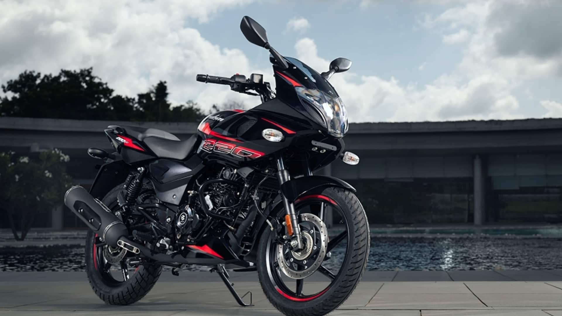 नई बजाज पल्सर 220F ड्यूल-चैनल ABS के साथ लॉन्च, जानिए कितनी है कीमत 