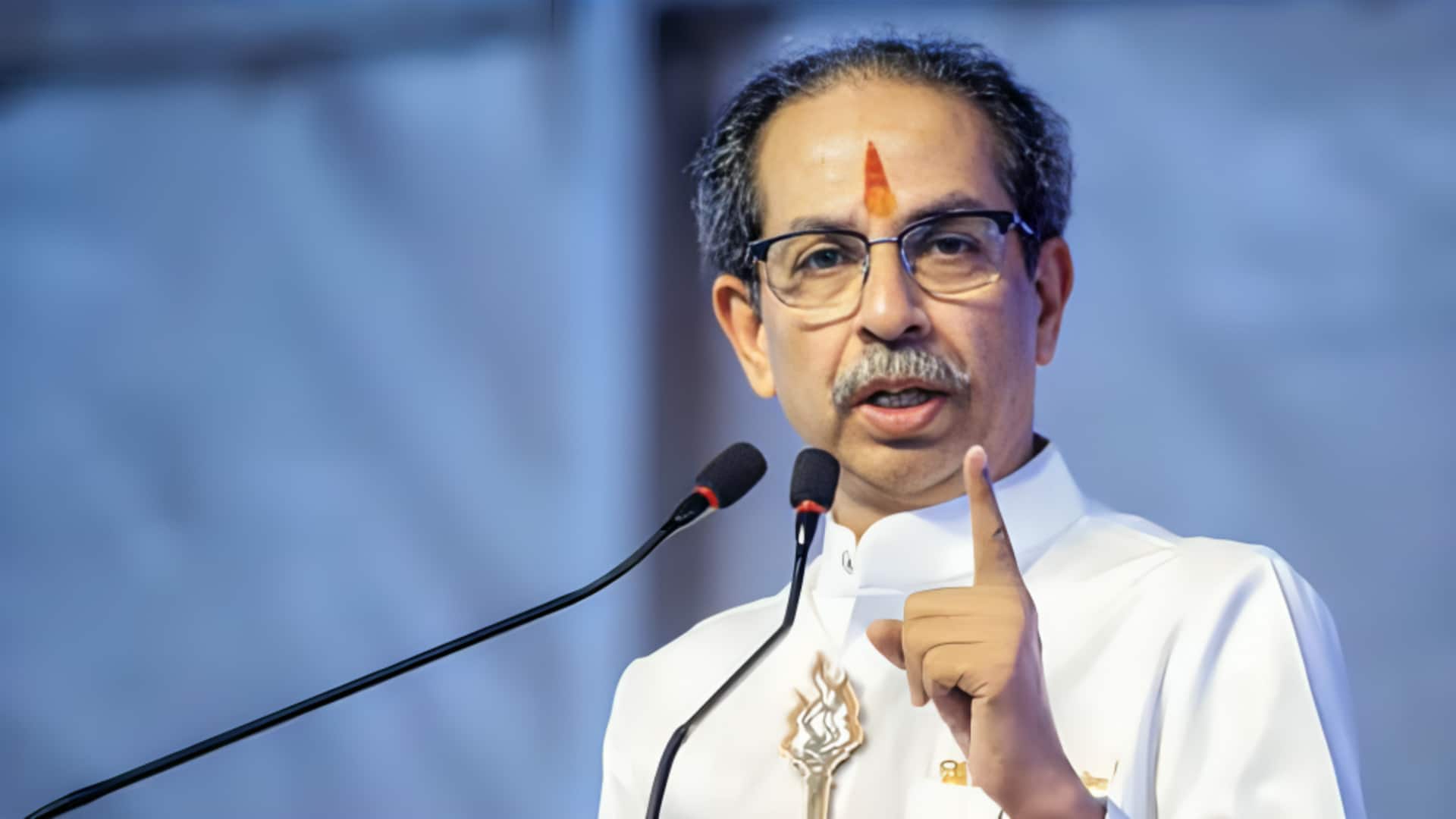सांसदों के बाद उद्धव की शिवसेना पर नई आफत, छिन सकता है संसद में मिला दफ्तर