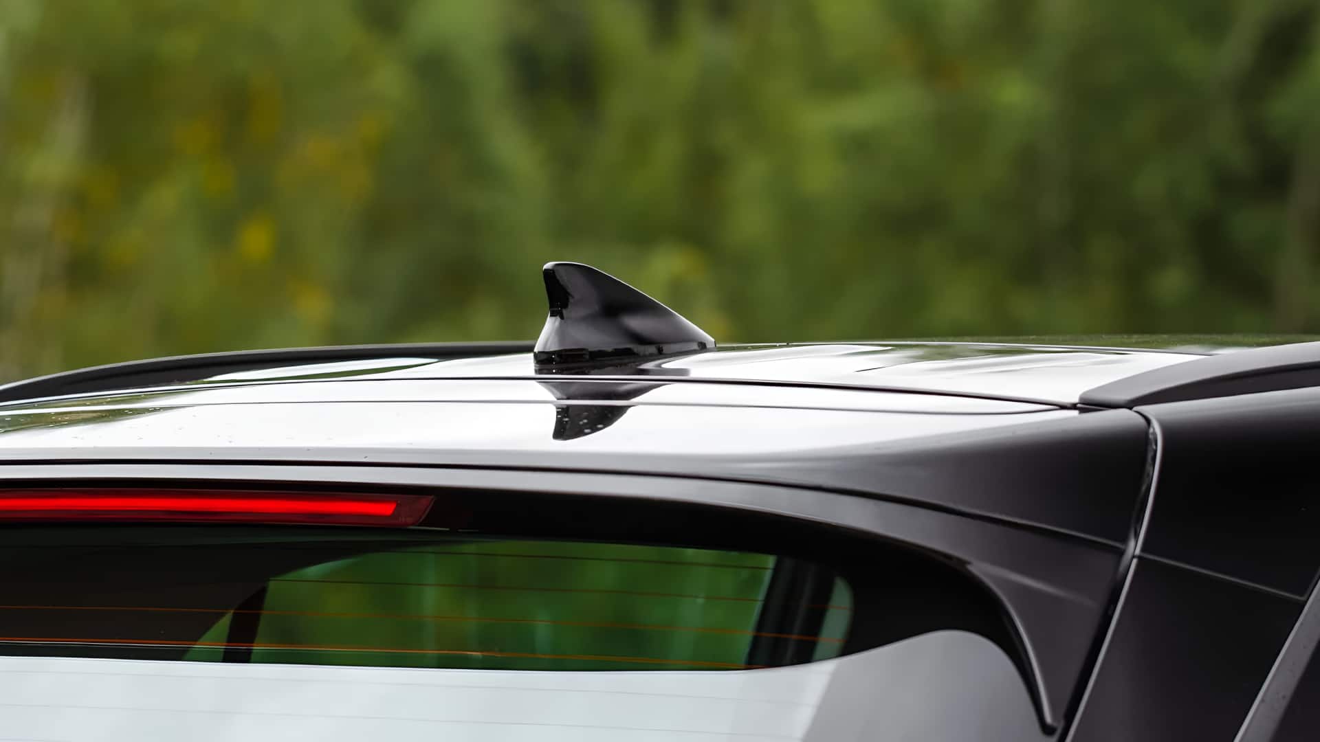 कारों में क्यों होता है शार्क फिन एंटीना? फायदे जानकर चौंक जाएंगे