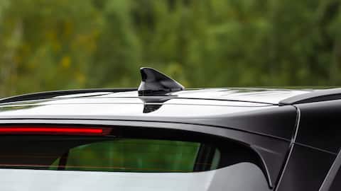 कारों में क्यों होता है शार्क फिन एंटीना? फायदे जानकर चौंक जाएंगे