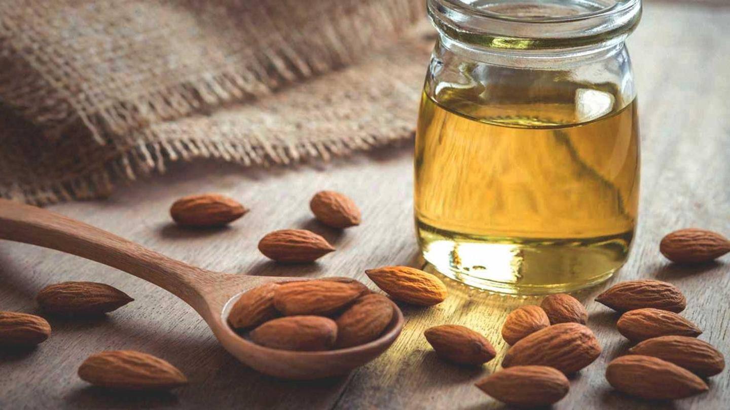 बादाम का तेल और विटामिन-E का कैप्सूल करेगा मॉइश्चराइज बादाम का तेल और विटामिन-E का कैप्सूल करेगा मॉइश्चराइज