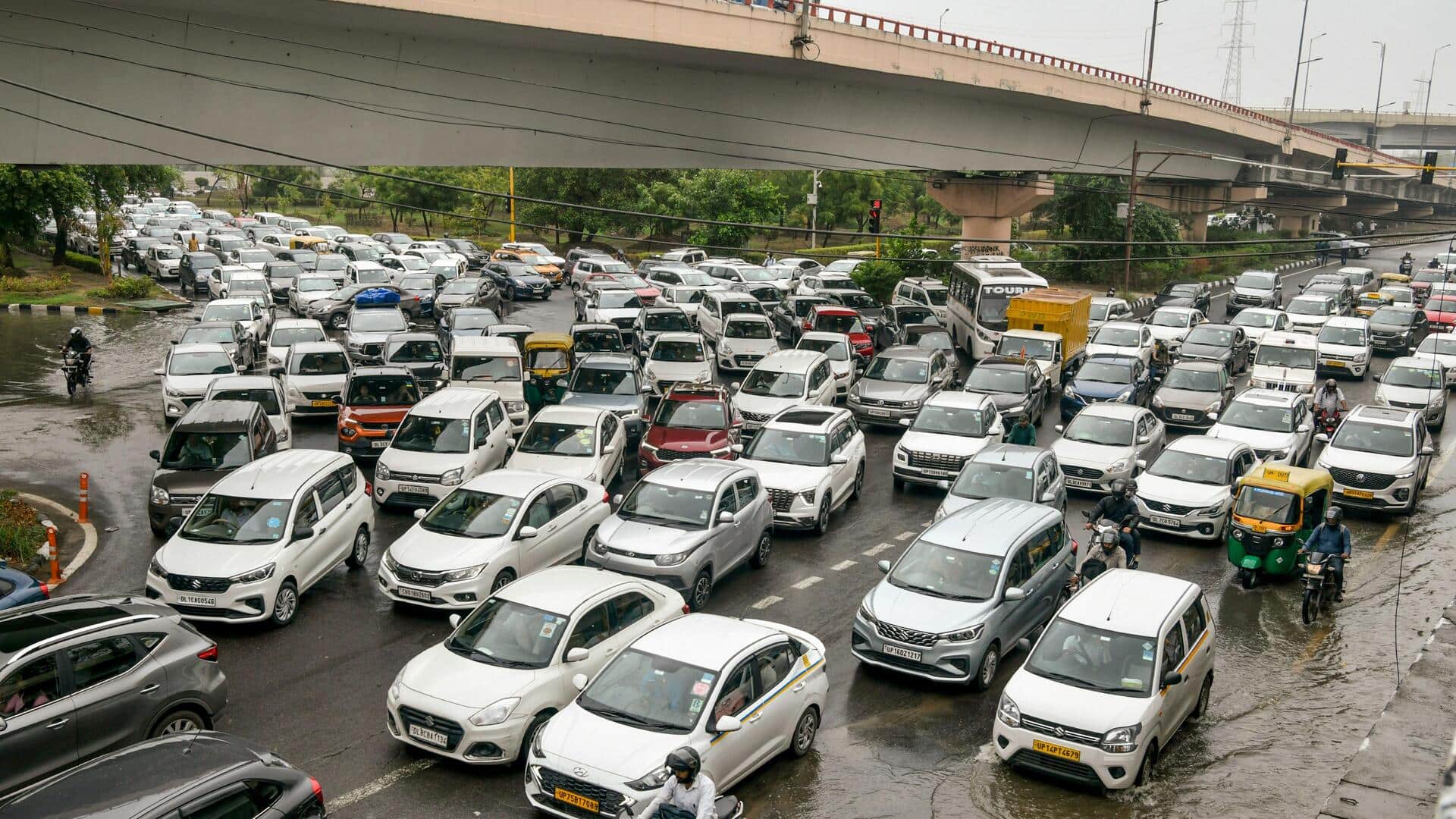 सुप्रीम कोर्ट ने दिल्ली NCR में डीजल-पेट्रोल के पुराने वाहन मालिकों पर कार्रवाई पर रोक लगाई