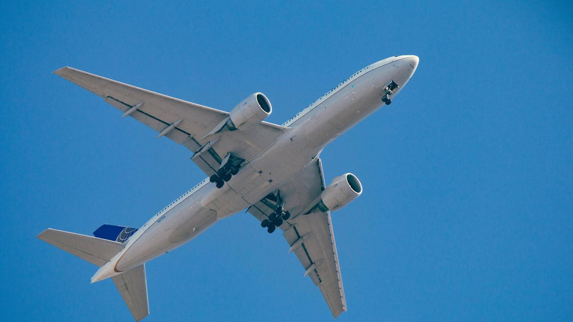 लंबी उड़ानों के लिए अपनाएं ये 5 टिप्स, यात्रा बन जाएगी आरामदायक