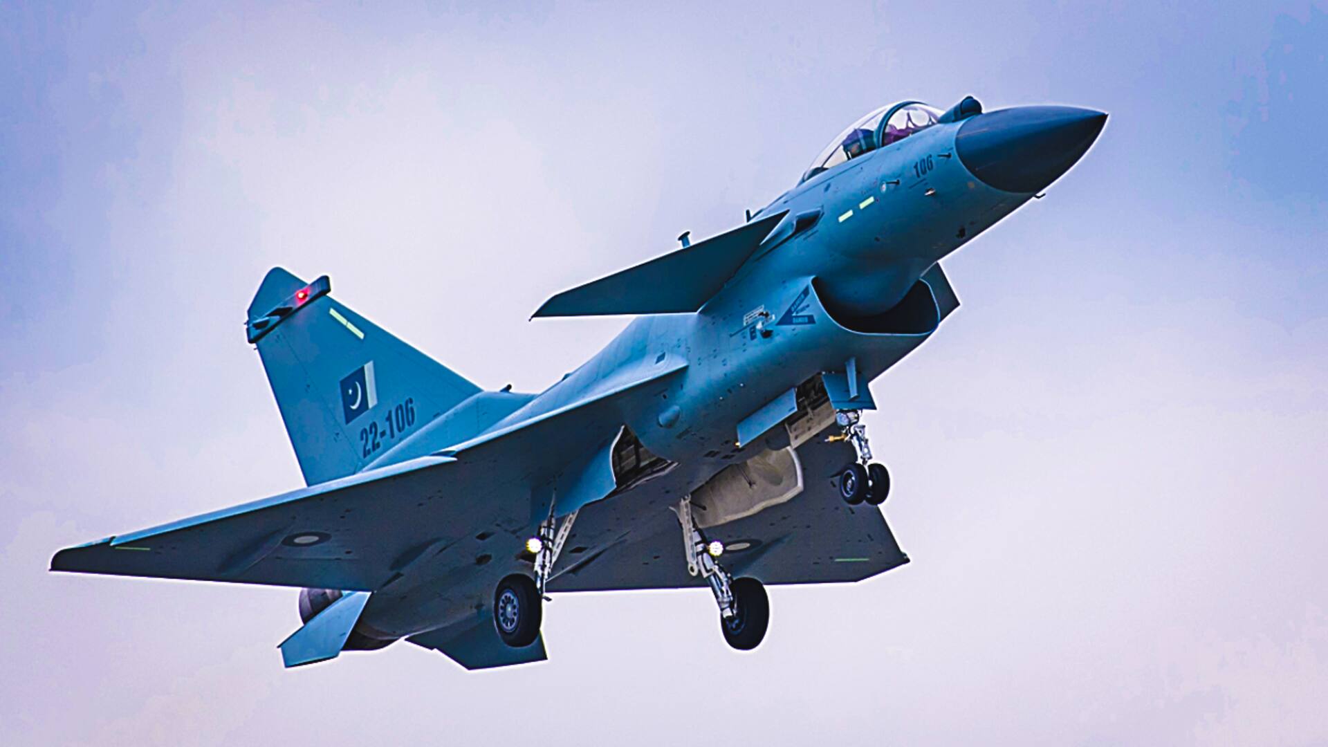 अफगानिस्तान के पास नहीं है कोई लड़ाकू विमान, सिर्फ ड्रोन के सहारे पाकिस्तान से कैसे लड़ेगा?