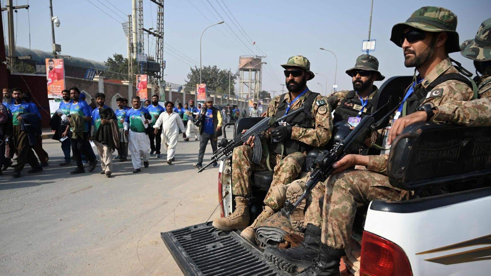 पाकिस्तान के पेशावर में अर्धसैनिक बल मुख्यालय पर आत्मघाती हमला, 3 की मौत