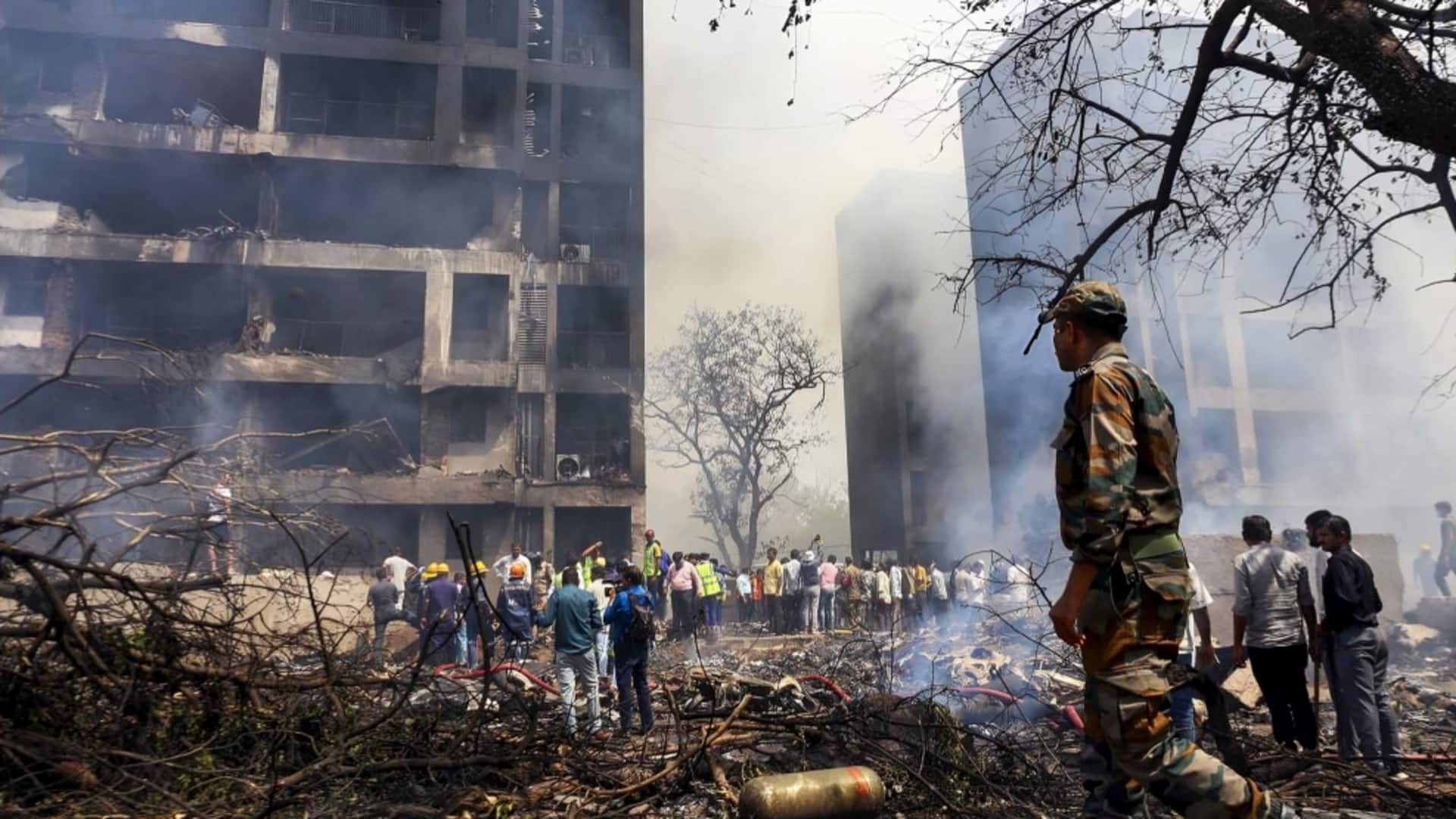अहमदाबाद विमान हादसे का नया वीडियो सामने, धुआं देखकर छात्रावास की बालकनी से कूदे मेडिकल छात्र अहमदाबाद विमान हादसे का नया वीडियो सामने, धुआं देखकर छात्रावास की बालकनी से कूदे मेडिकल छात्र