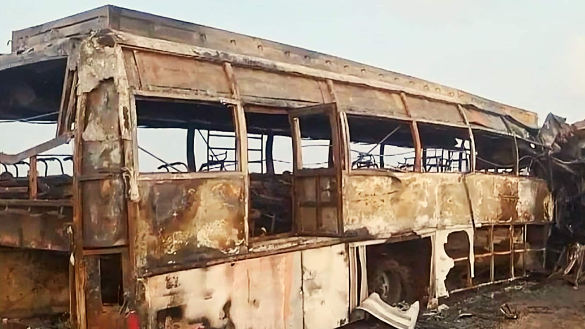  आंध्र प्रदेश: बस और ट्रक की आमने-सामने टक्कर के बाद लगी भीषण आग, 6 की मौत