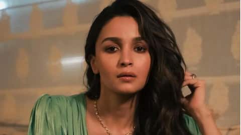 आलिया भट्ट जितनी सुंदर दिखना चाहती हैं? जानें वह कैसे करती हैं अपना मेकअप