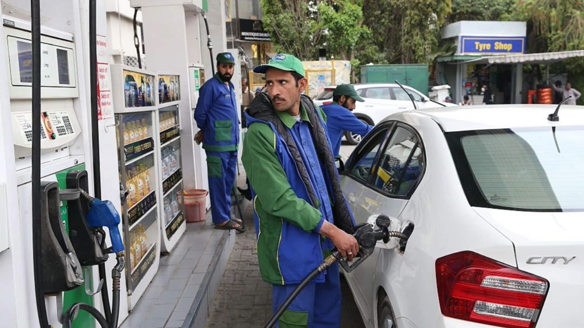 पाकिस्तान: विरोध के बाद पेट्रोल की कीमतों में कटौती, मंत्रियों को 6 महीने नहीं मिलेगा वेतन