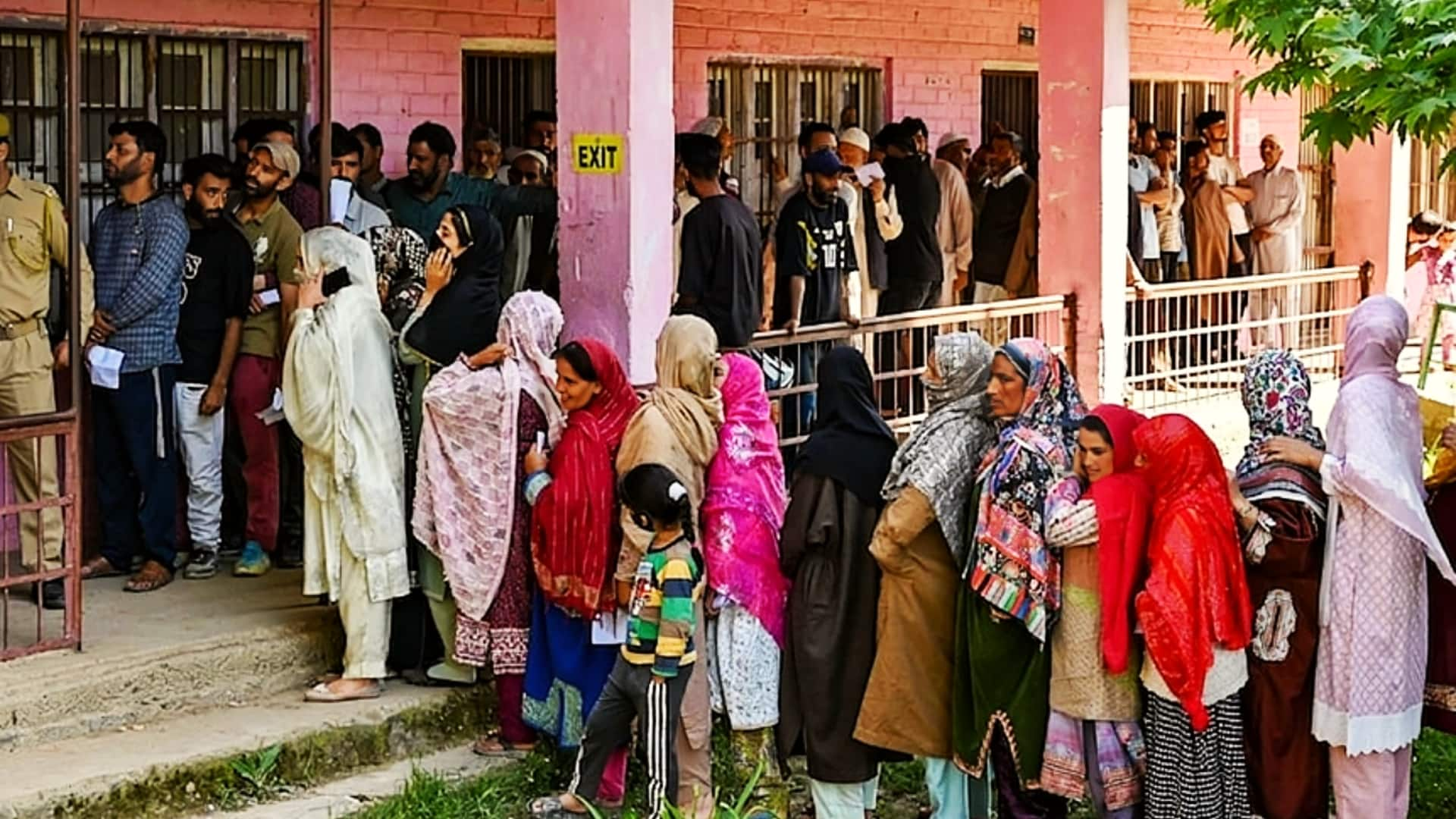 जम्मू-कश्मीर: चुनाव के लिए पहाड़ों और पथरीले रास्तों से होकर मतदान केंद्र तक पहुंच रहे कर्मचारी 