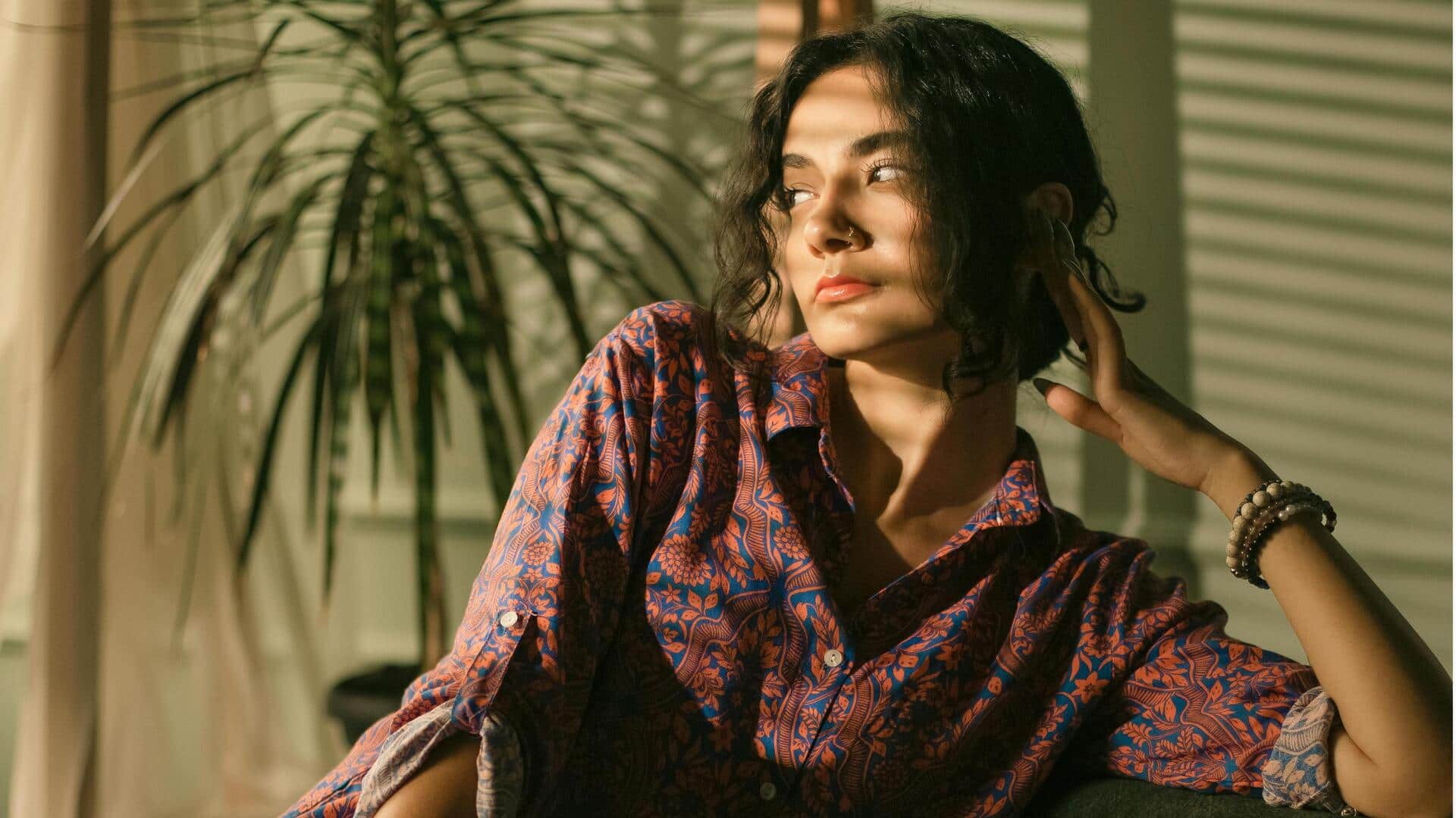 गर्मियों के लिए आदर्श विकल्प है फूलों के प्रिंट वाली शर्ट, इन तरीकों से करें स्टाइल