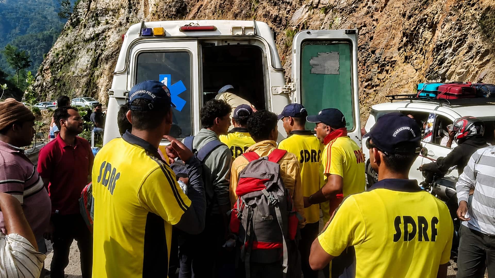 उत्तराखंड के पिथौरागढ़ में पर्यटकों की बोलेरो पर गिरी बड़ी चट्टान, 2 की मौत