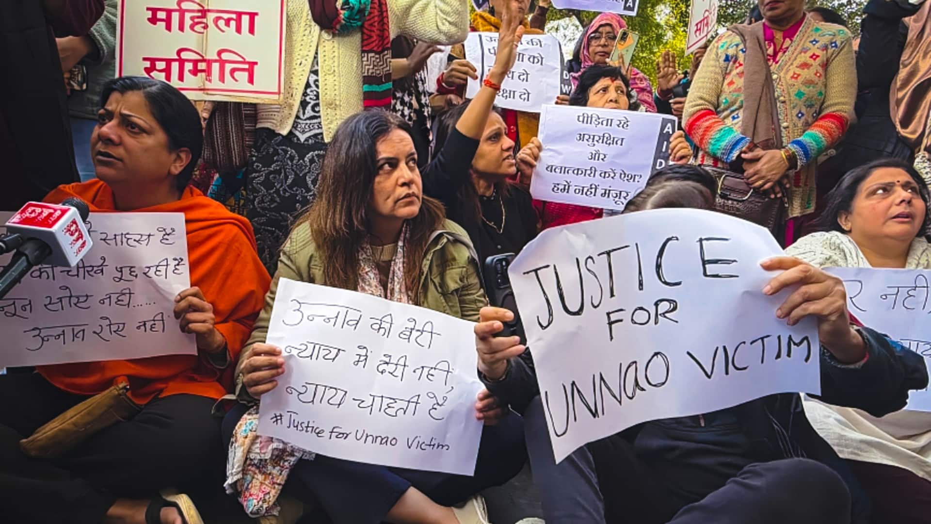 उन्नाव बलात्कार पीड़िता ने परिवार के साथ हाई कोर्ट के बाहर प्रदर्शन किया, पुलिस ने खदेड़ा