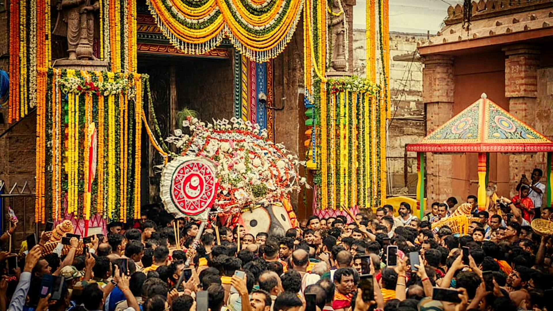 भगवान जगन्नाथ रथ यात्रा शुरू हुई, राष्ट्रपति द्रौपदी मुर्मू ने लगाई तीनों रथों की परिक्रमा