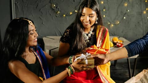 रक्षाबंधन के दिन पहनें ये 5 शानदार आउटफिट, भाई भी करेंगे जमकर तारीफ