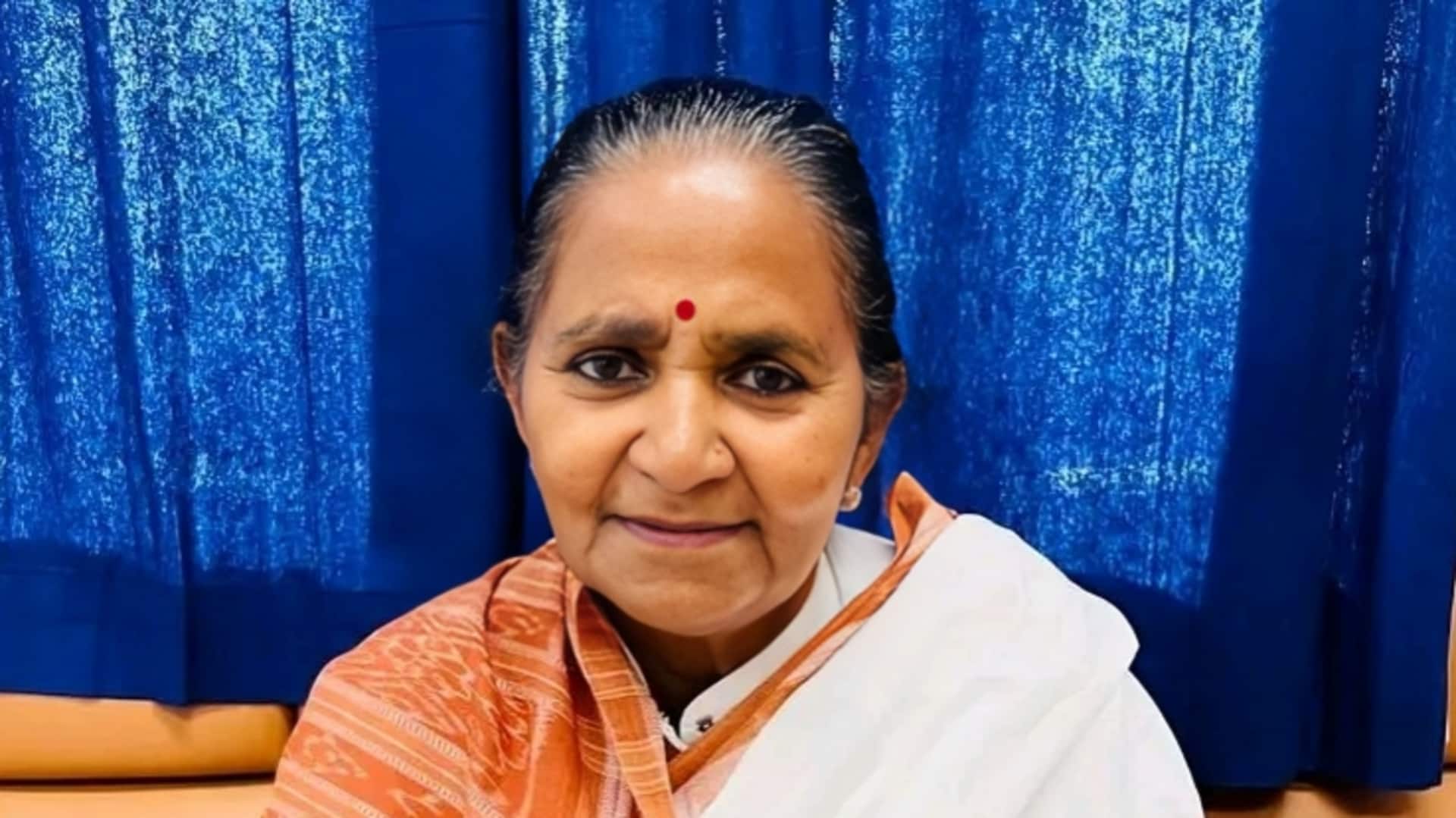 उत्तर प्रदेश: शिक्षा मंत्री गुलाब देवी की काफिले की कार आपस में टकराई, घायल हुईं