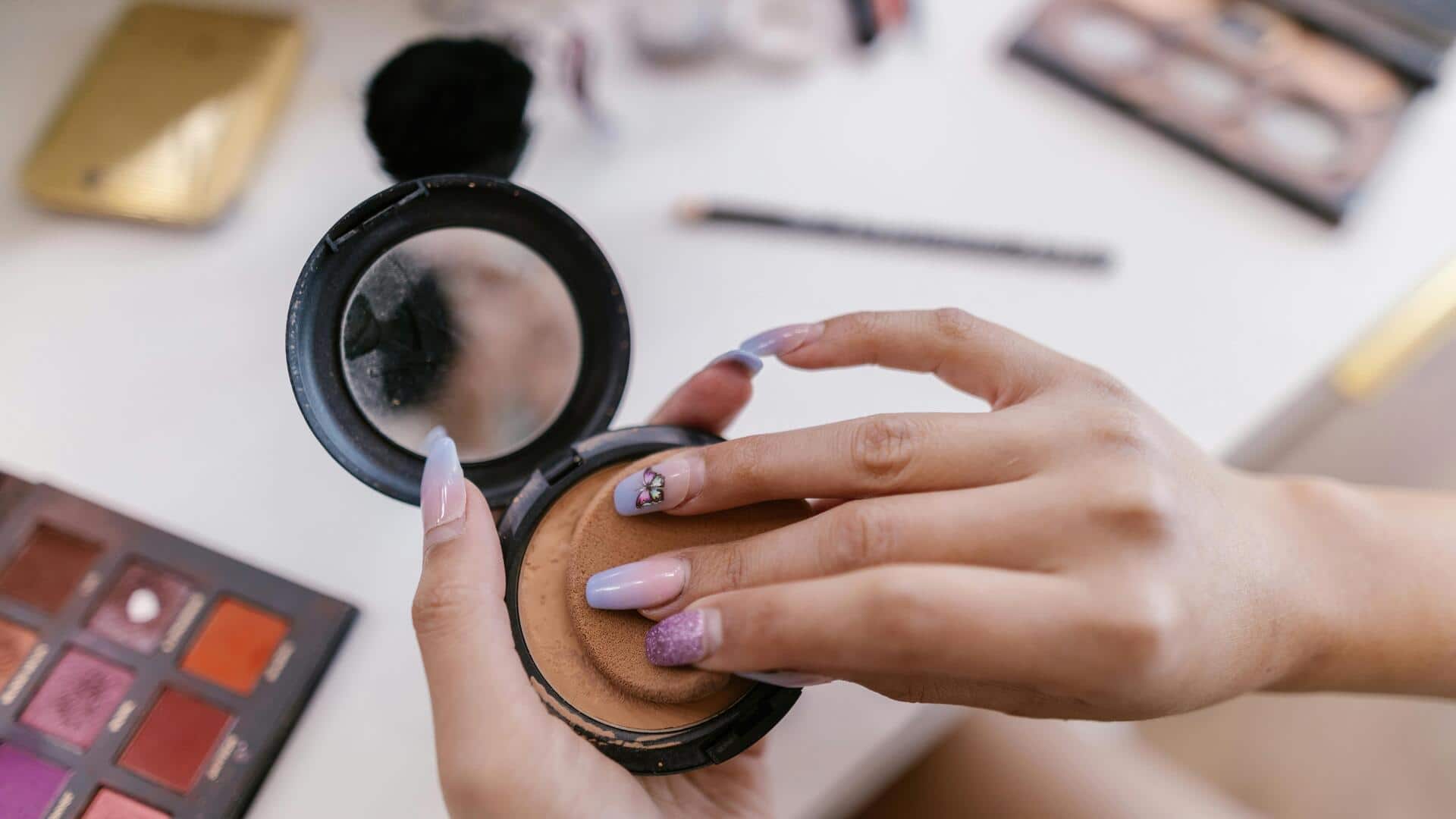 हर महिला को पता होने चाहिए कॉम्पैक्ट पाउडर से जुड़े ये 5 हैक्स, देंगे सुंदर लुक