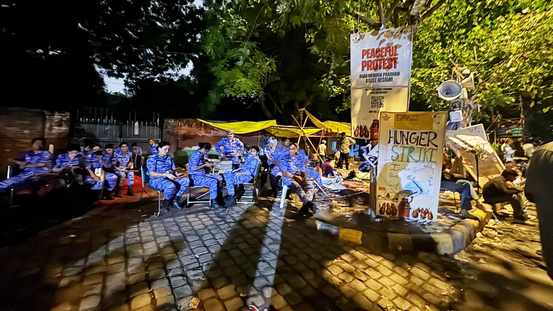 दिल्ली पुलिस के लाठीचार्ज में एक छात्रा की हालत गंभीर, फिर से संसद मार्च की तैयारी